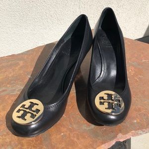 Black timeless wedges